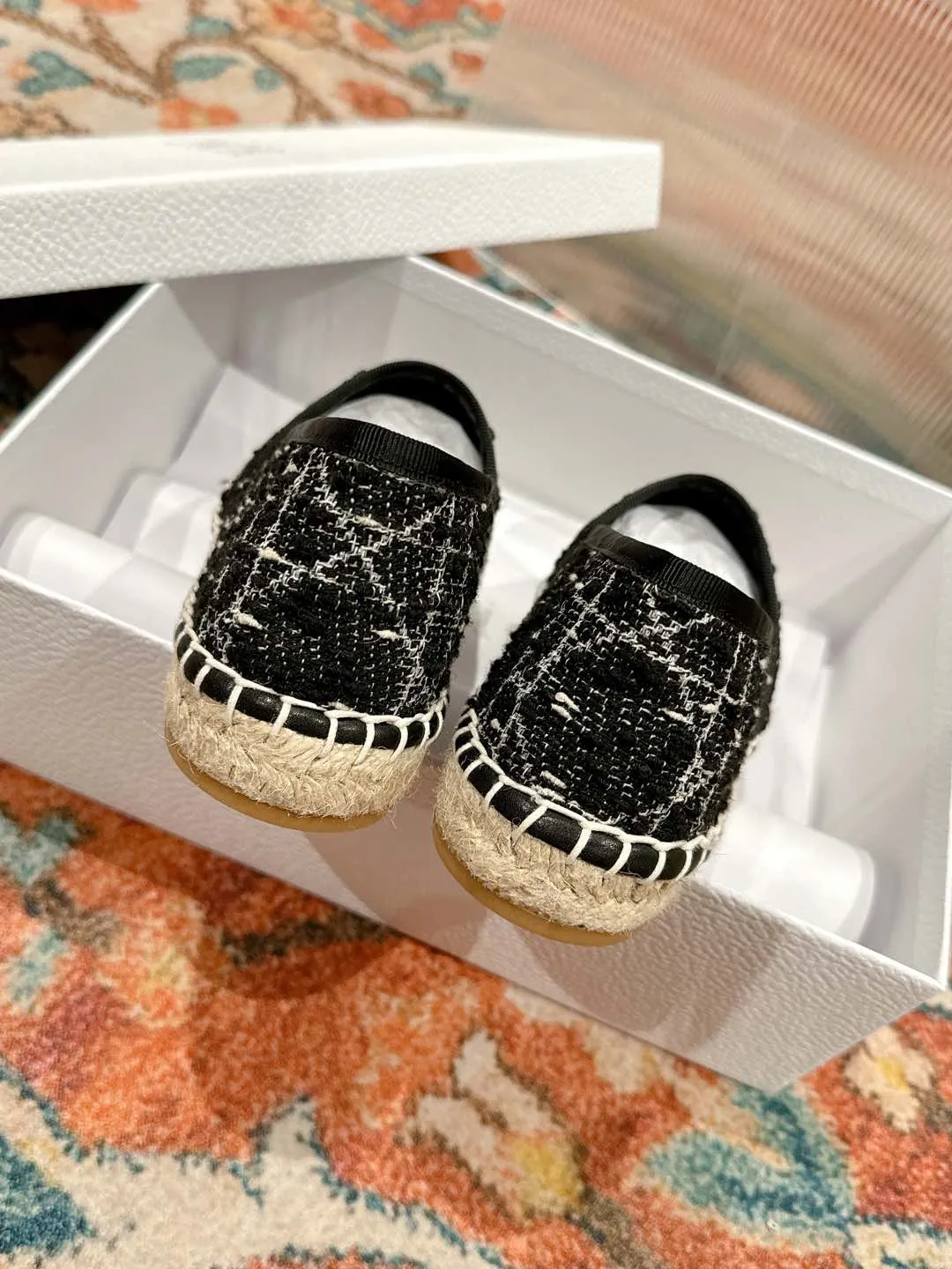 👟👟Ex-factory price 460👟👟 Dior DIOR's new popular early spring fisherman shoes 🆕 Simple, elegant and fashionable, timeless and timeless, it is a classic that will never fade away in the fashion circle, retro fisherman shoes. Original hand-woven surface, electric embroidery technology! Specific cloth surface and rubber outsole. Code number: 35-39 (40.41 customized, non-refundable)